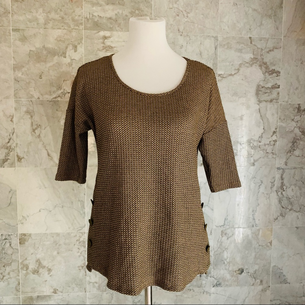 AUW Textured Side Button Top - Picture 2 of 8